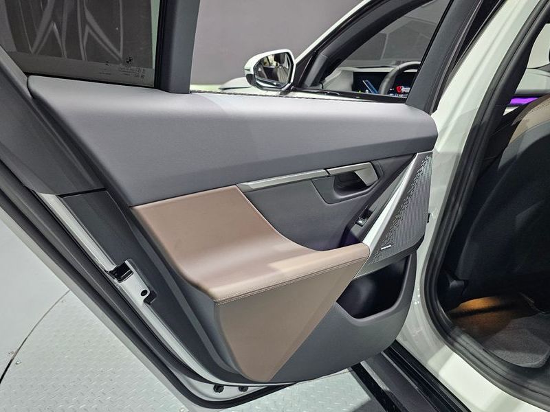2025 BMW 5 Series 520i M Sport photo 25