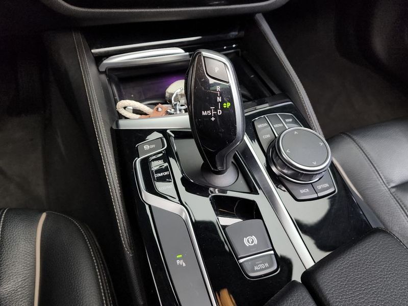 2018 BMW 5 Series 520i Luxury photo 9