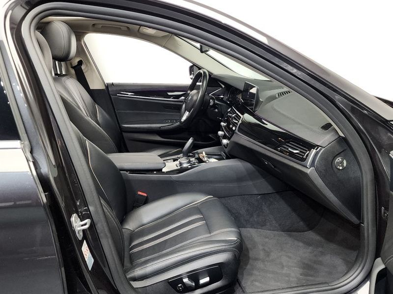 2018 BMW 5 Series 520i Luxury photo 11