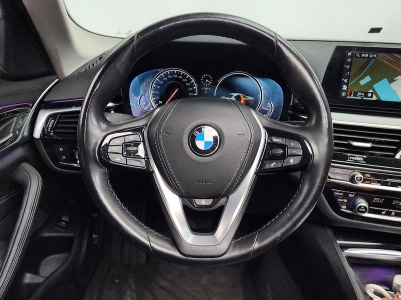 2018 BMW 5 Series 520i Luxury photo 12