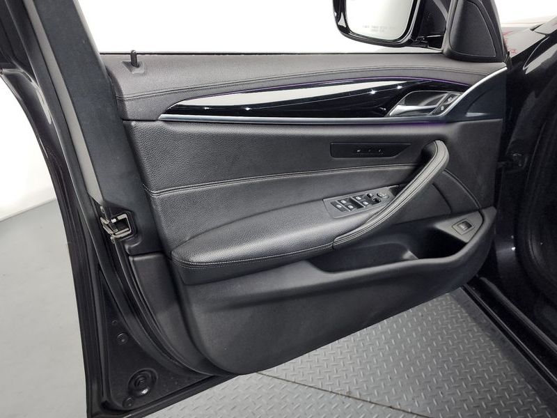 2018 BMW 5 Series 520i Luxury photo 24