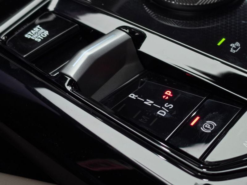 2026 BMW 5 Series 520i Special Edition photo 9