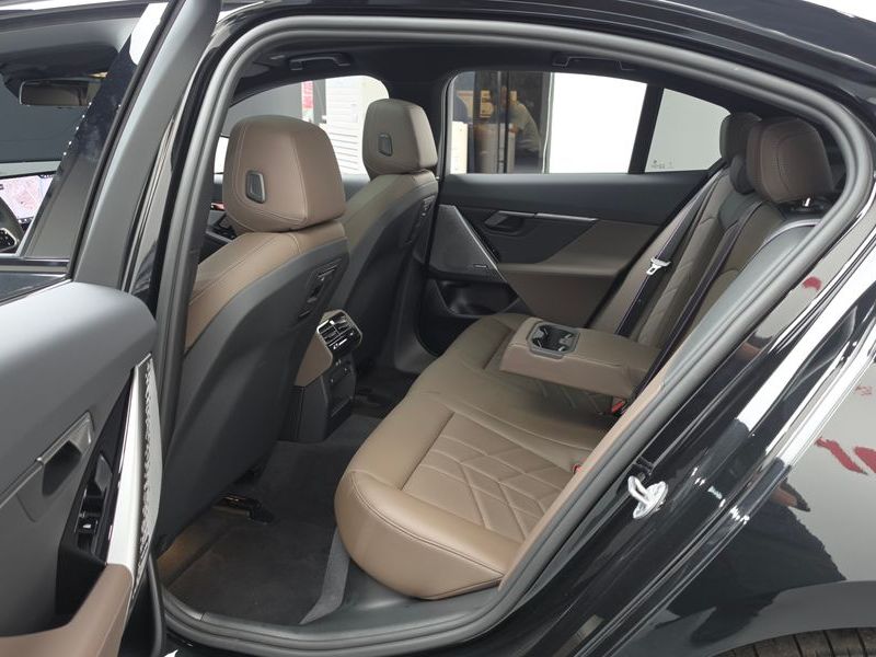 2026 BMW 5 Series 520i Special Edition photo 11