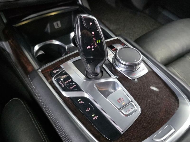 2016 BMW 7 Series 750Li xDrive photo 9