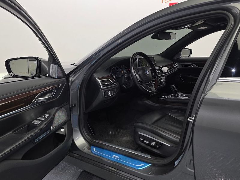 2016 BMW 7 Series 750Li xDrive photo 10