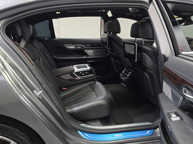 2016 BMW 7 Series 750Li xDrive photo 11