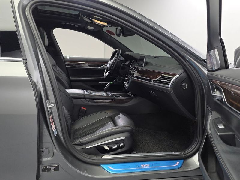 2016 BMW 7 Series 750Li xDrive photo 12