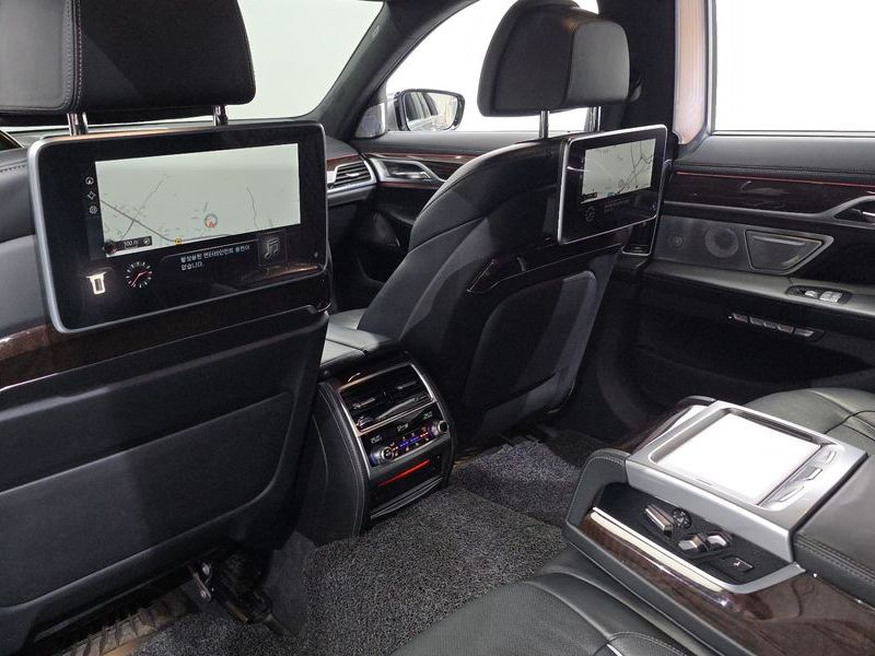 2016 BMW 7 Series 750Li xDrive photo 17