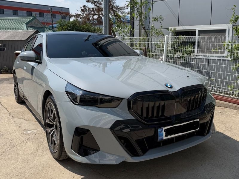 2026 BMW 5 Series 520i Special Edition photo 1
