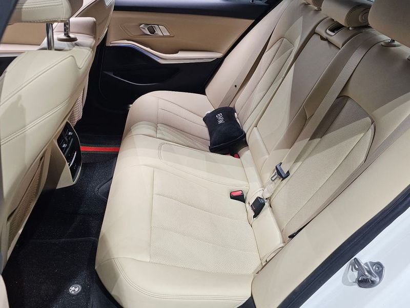 2022 BMW 3 Series 320d M Sport photo 12