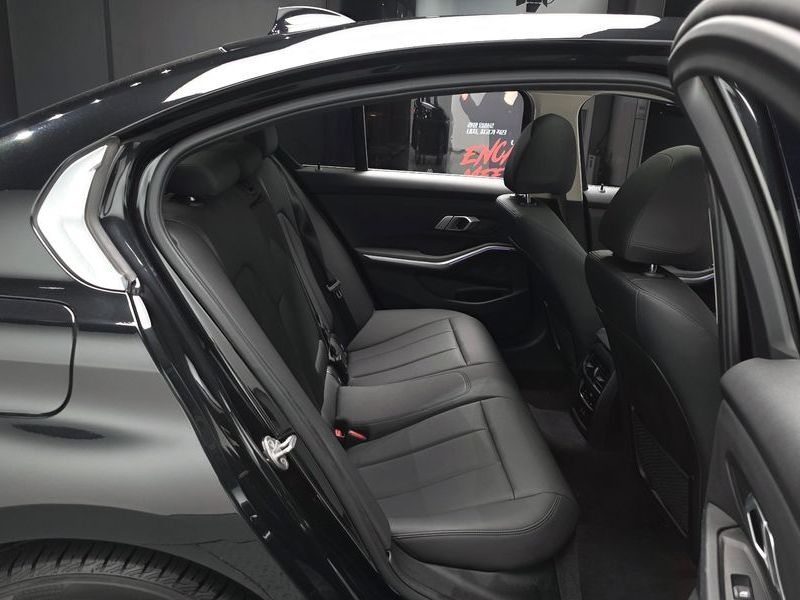 2021 BMW 3 Series 320i photo 12
