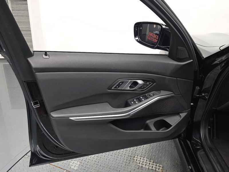 2021 BMW 3 Series 320i photo 24