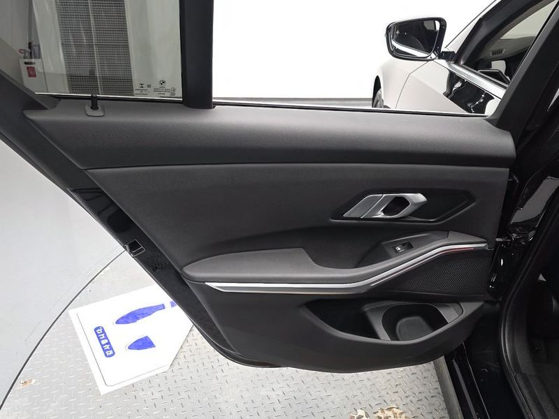 2021 BMW 3 Series 320i photo 25