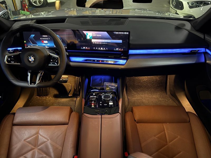 2025 BMW 5 Series 530i xDrive M Sport photo 7