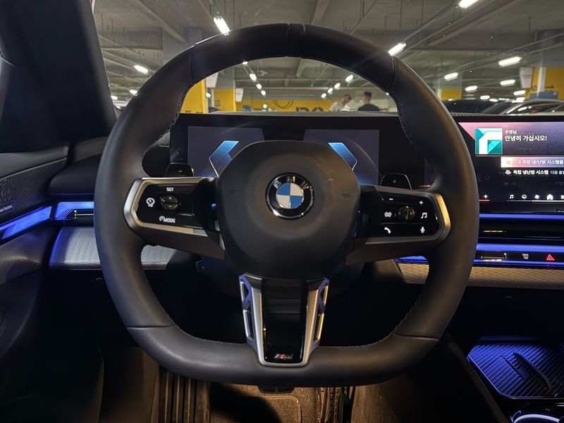 2025 BMW 5 Series 530i xDrive M Sport photo 13