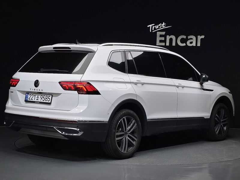 2023 Volkswagen Tiguan 2.0 TSI Prestige photo 2