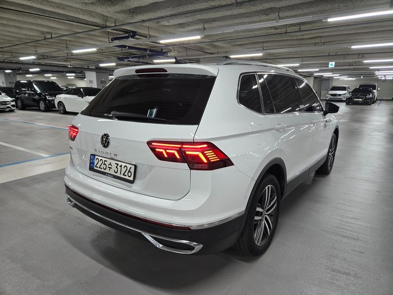 2022 Volkswagen Tiguan 2.0 TSI Prestige photo 2
