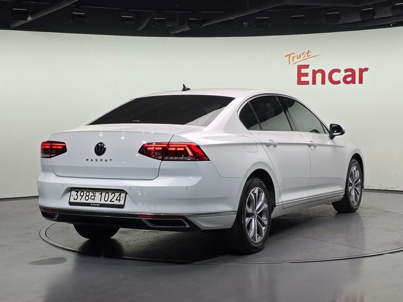 2022 Volkswagen Passat 2.0 TDI Premium photo 2