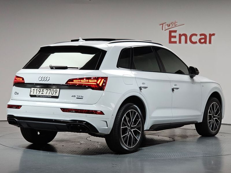 2024 Audi Q5 45 TFSI Quattro Premium photo 2