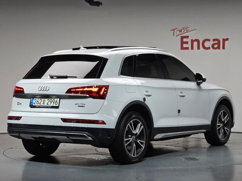 2021 Audi Q5 40 TDI Quattro photo 2