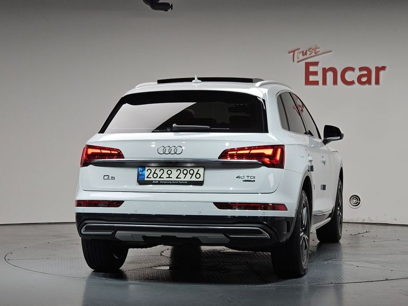 2021 Audi Q5 40 TDI Quattro photo 4
