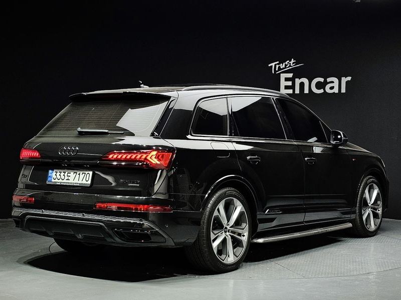 2022 Audi Q7 55 TFSI Quattro Premium photo 2