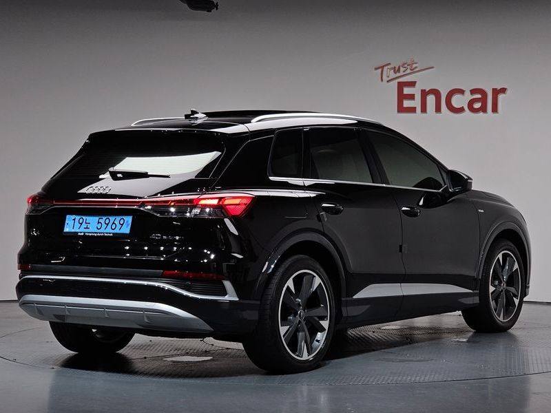 2023 Audi e-tron 40 Premium photo 2