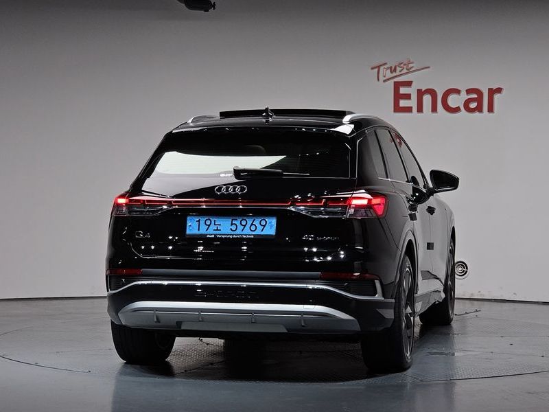2023 Audi e-tron 40 Premium photo 4