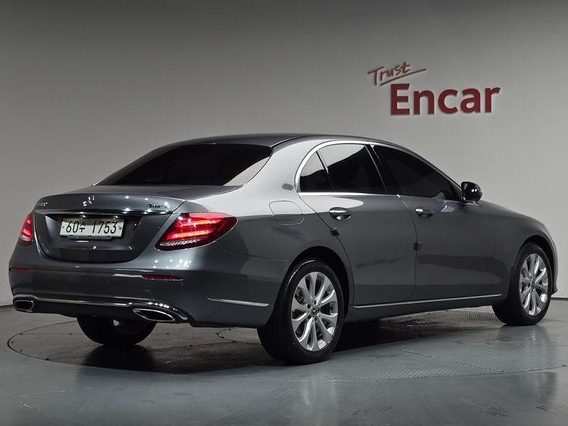 2018 Mercedes-Benz E-Class E300 4MATIC Exclusive photo 2
