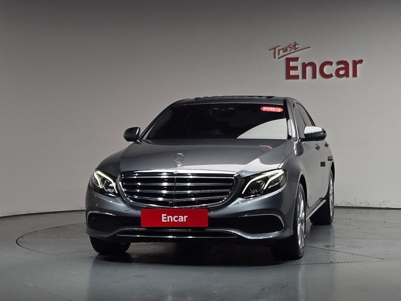 2018 Mercedes-Benz E-Class E300 4MATIC Exclusive photo 3
