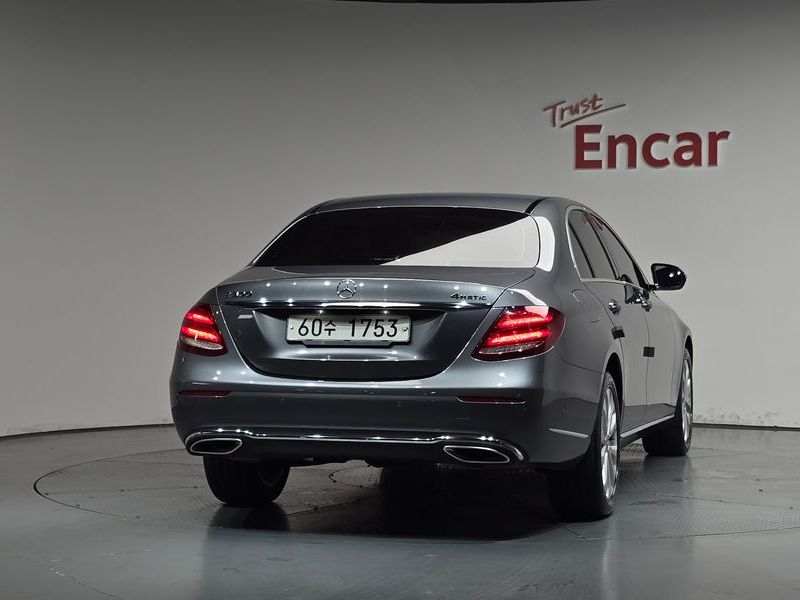 2018 Mercedes-Benz E-Class E300 4MATIC Exclusive photo 4
