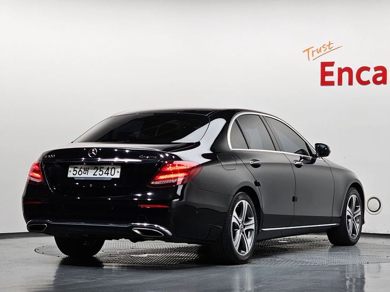 2019 Mercedes-Benz E-Class E300 Avantgarde photo 2