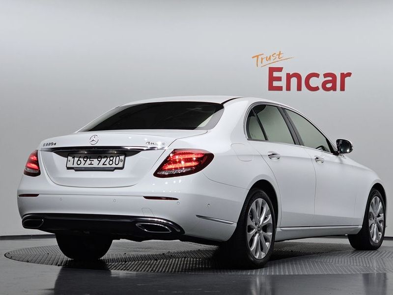 2019 Mercedes-Benz E-Class E220d 4MATIC Exclusive photo 2