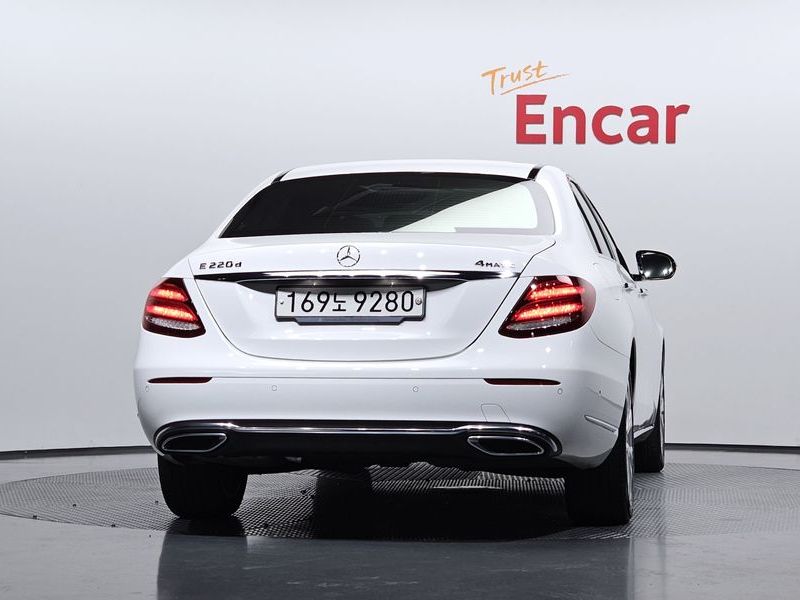 2019 Mercedes-Benz E-Class E220d 4MATIC Exclusive photo 4