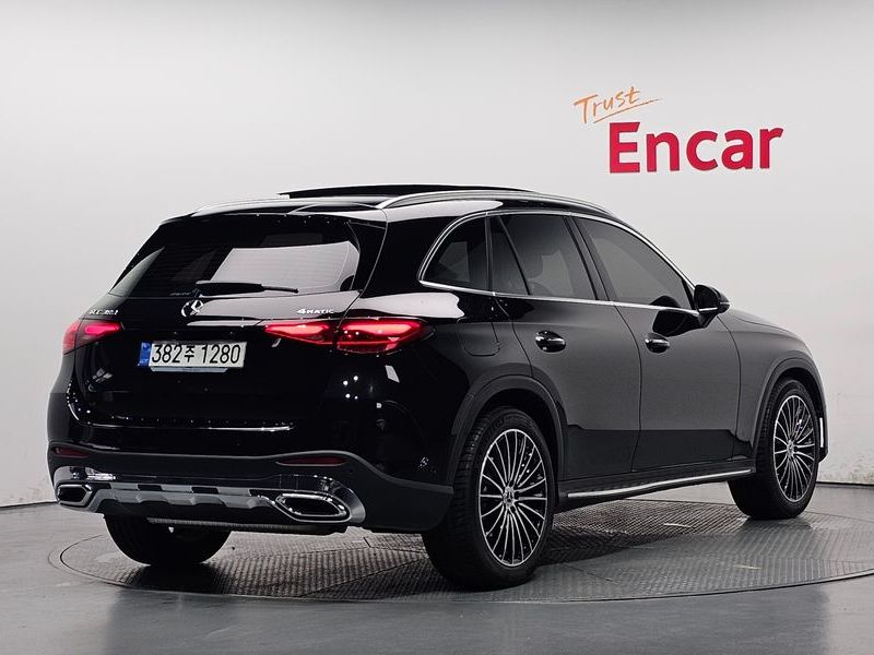 2025 Mercedes-Benz C-Class GLC300 4MATIC AMG Line photo 2