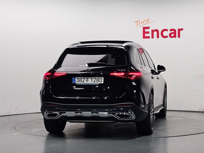 2025 Mercedes-Benz C-Class GLC300 4MATIC AMG Line photo 4
