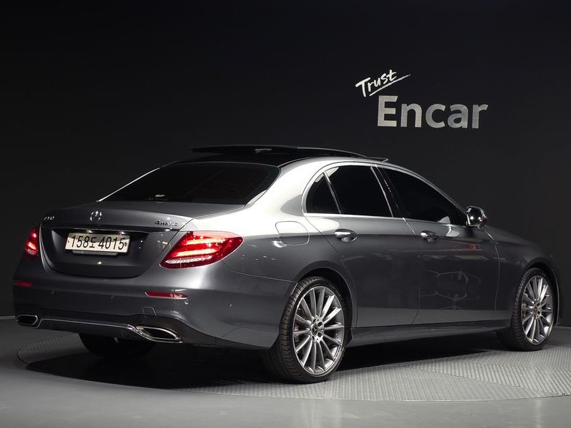 2019 Mercedes-Benz E-Class E350 4MATIC AMG Line photo 2