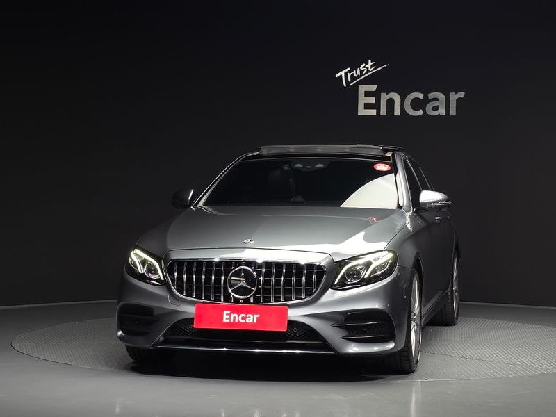 2019 Mercedes-Benz E-Class E350 4MATIC AMG Line photo 3
