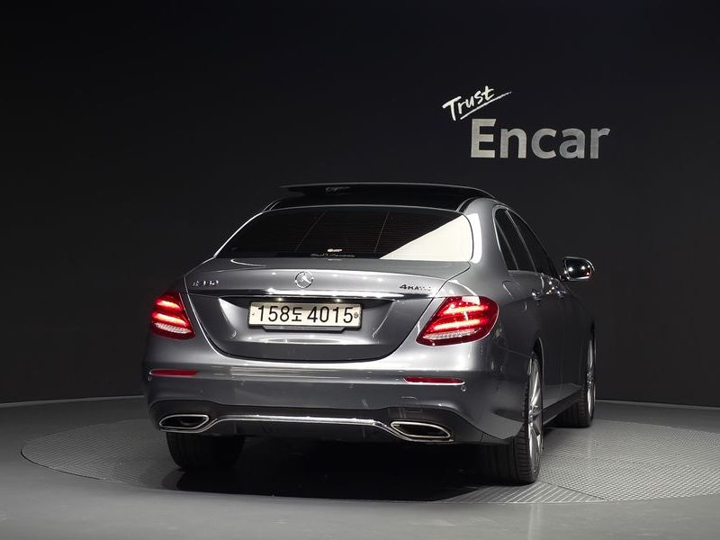 2019 Mercedes-Benz E-Class E350 4MATIC AMG Line photo 4
