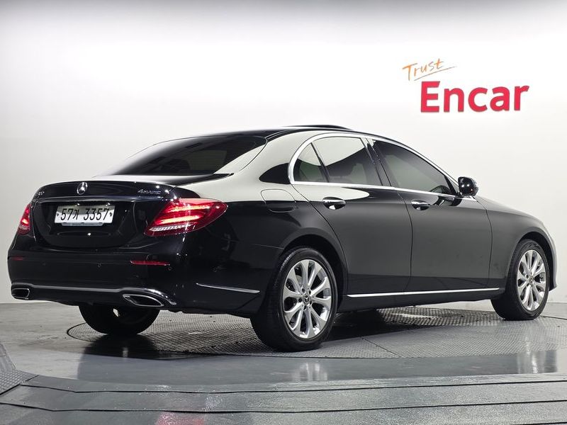 2018 Mercedes-Benz E-Class E300 4MATIC Exclusive photo 2