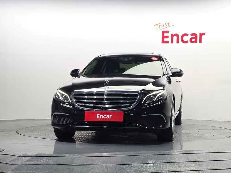 2018 Mercedes-Benz E-Class E300 4MATIC Exclusive photo 3