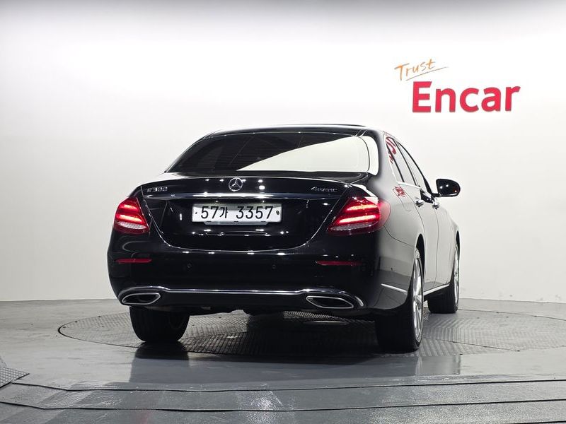 2018 Mercedes-Benz E-Class E300 4MATIC Exclusive photo 4