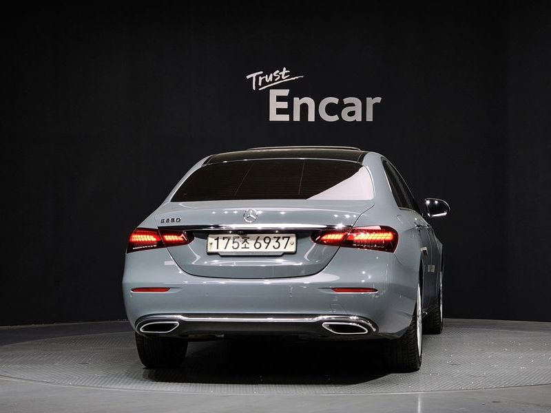 2022 Mercedes-Benz E-Class E250 Exclusive photo 4