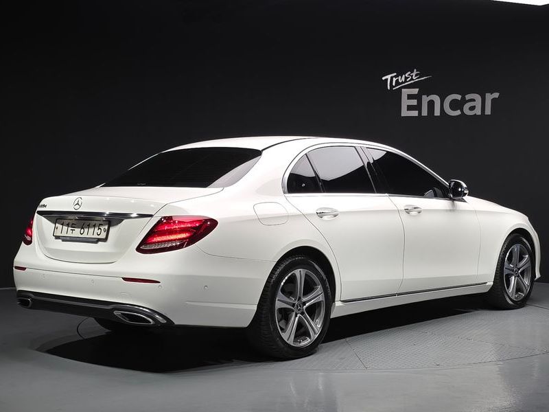 2019 Mercedes-Benz E-Class E220d Avantgarde photo 2