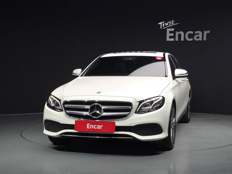 2019 Mercedes-Benz E-Class E220d Avantgarde photo 3