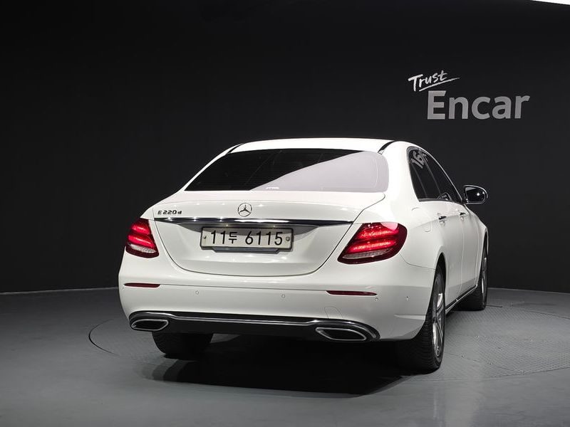 2019 Mercedes-Benz E-Class E220d Avantgarde photo 4