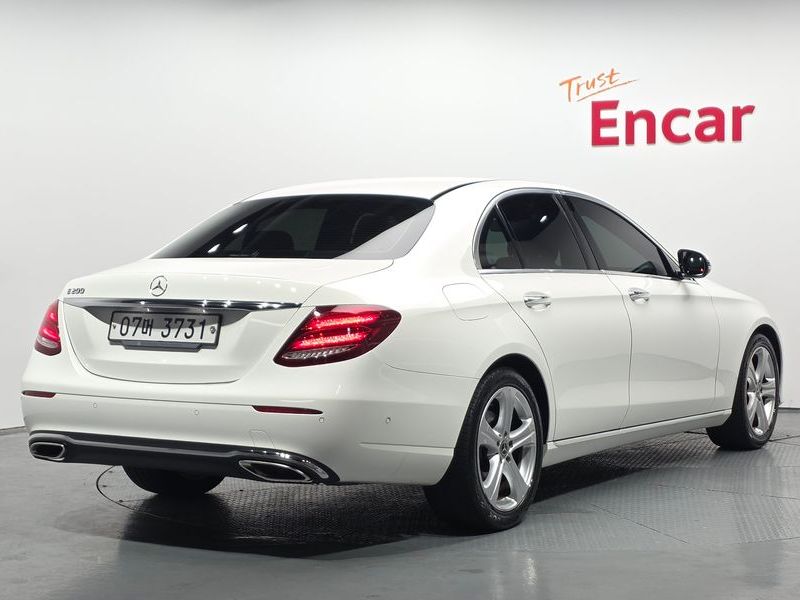 2018 Mercedes-Benz E-Class E200 Avantgarde photo 2