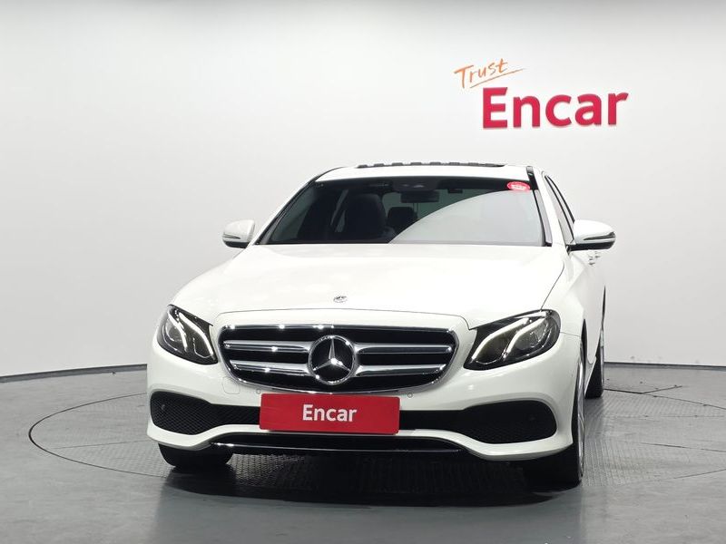 2018 Mercedes-Benz E-Class E200 Avantgarde photo 3