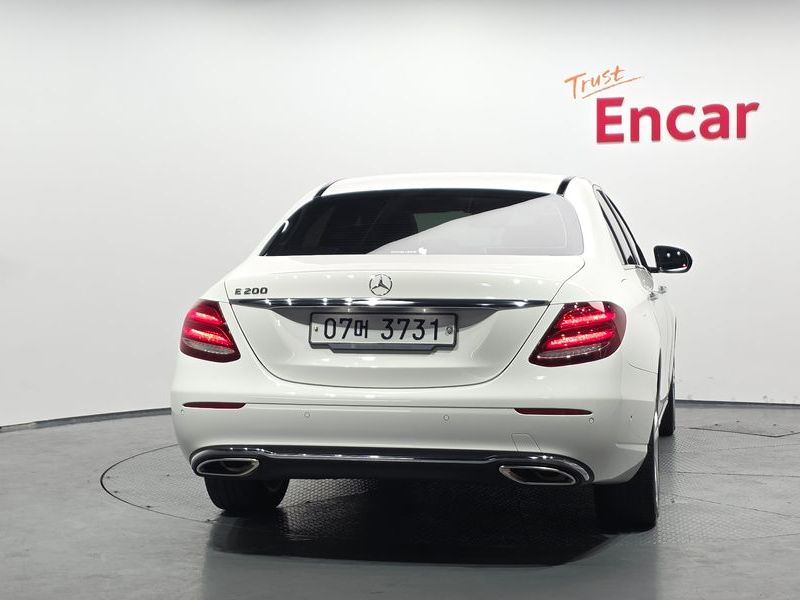2018 Mercedes-Benz E-Class E200 Avantgarde photo 4