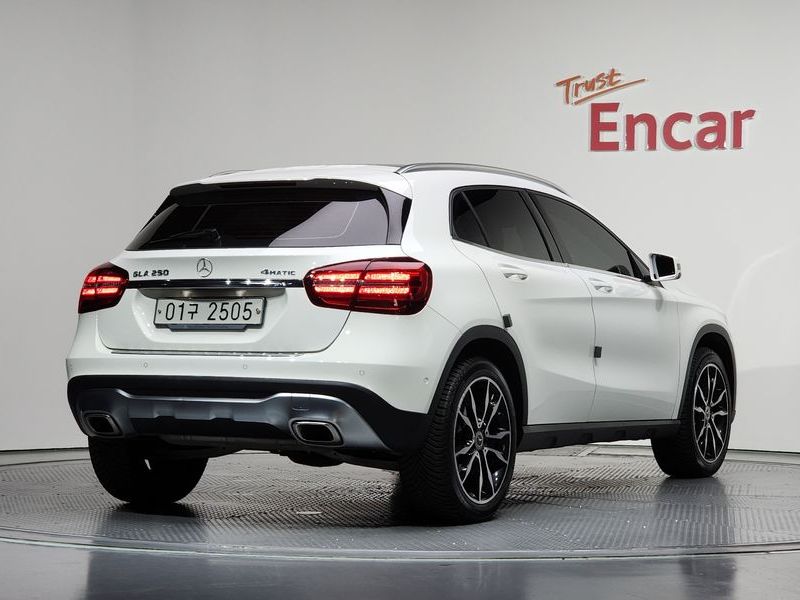 2019 Mercedes-Benz A-Class GLA250 4MATIC photo 2